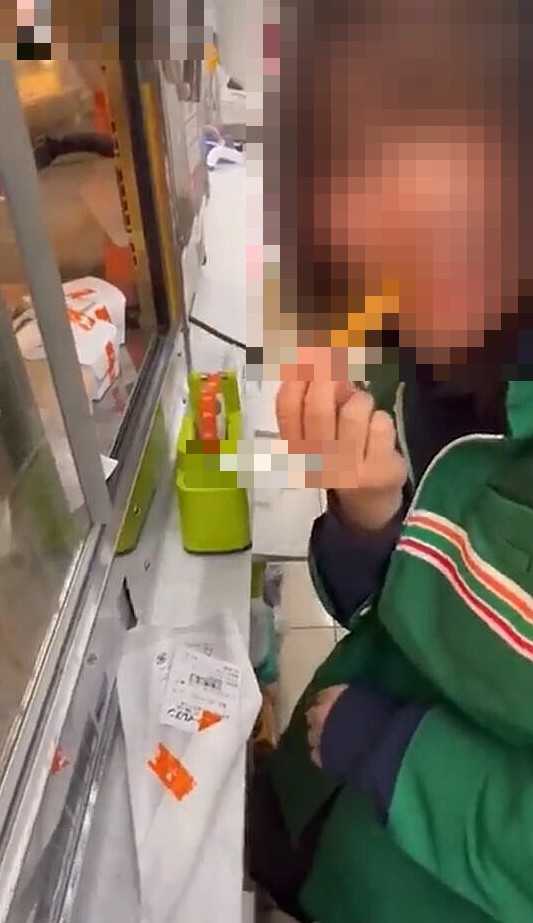 【画像】ドスケベコンビニ店員さん撮られるｗｗｗｗｗｗｗｗｗｗｗｗ