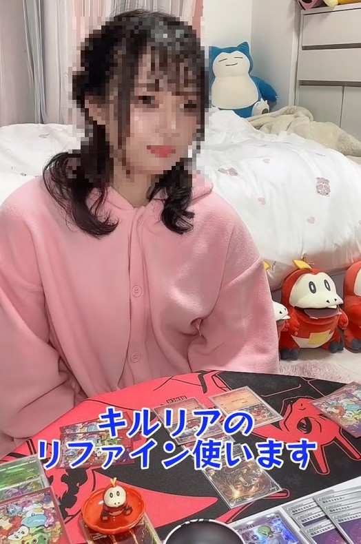 【悲報】ポケカ大会に迷い込んだ女さん、怯えてしまう…