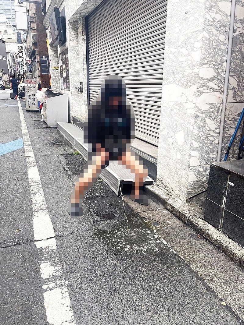【画像】まんさん、路上で勢いが良すぎる立ちションをしてしまうｗｗｗｗｗｗ