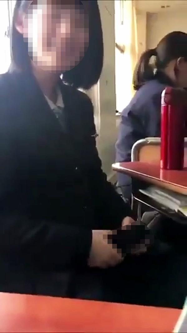 【動画】ＪＫ「男子ってこんな感じでオナニーするんでしょ？ｗｗｗ」