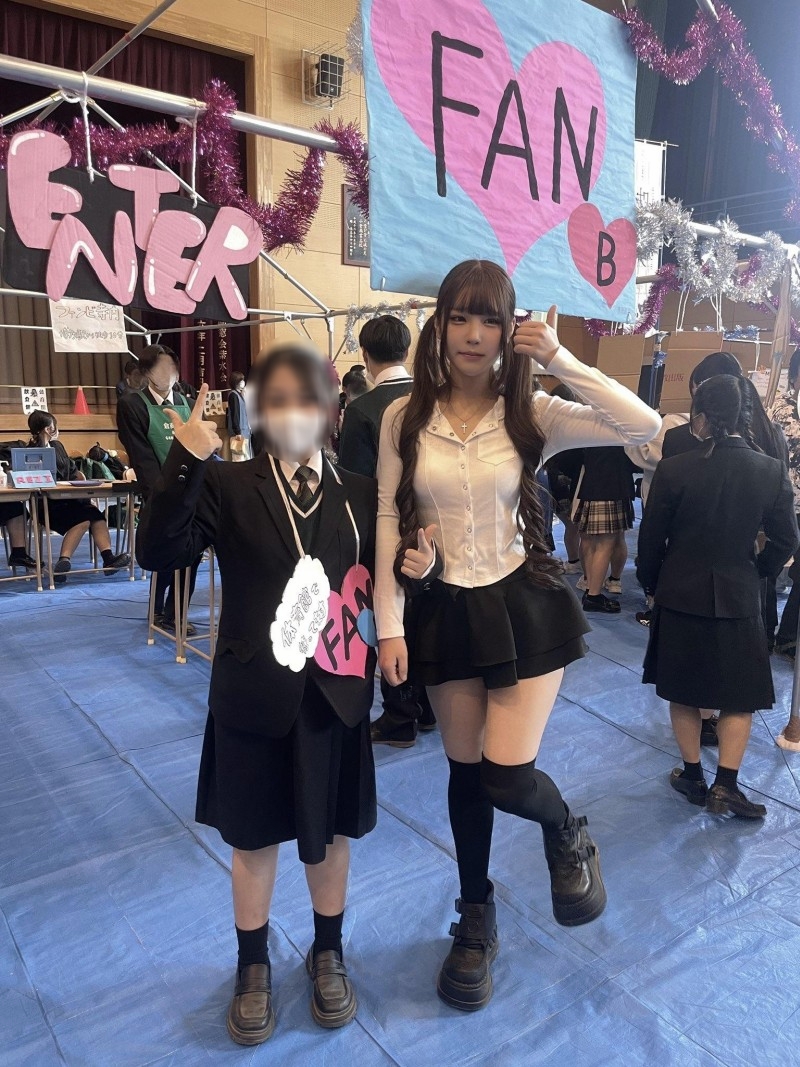 【画像】JKさん「お姉ちゃんがエッチな服で学祭来たんだけど笑」
