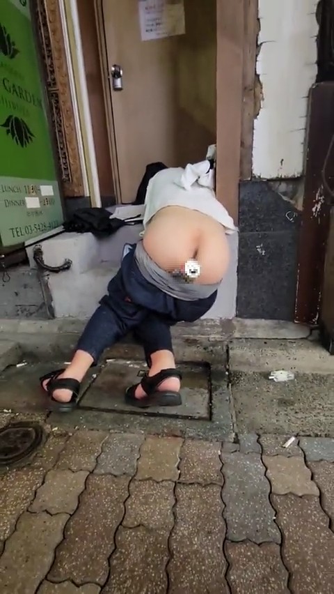 【動画】泥酔女性、ケツにストロング缶をぶっ刺しながら路上で爆睡