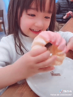 【画像】ドーナツにかぶりつくメスガキが発見されるｗｗｗｗｗ
