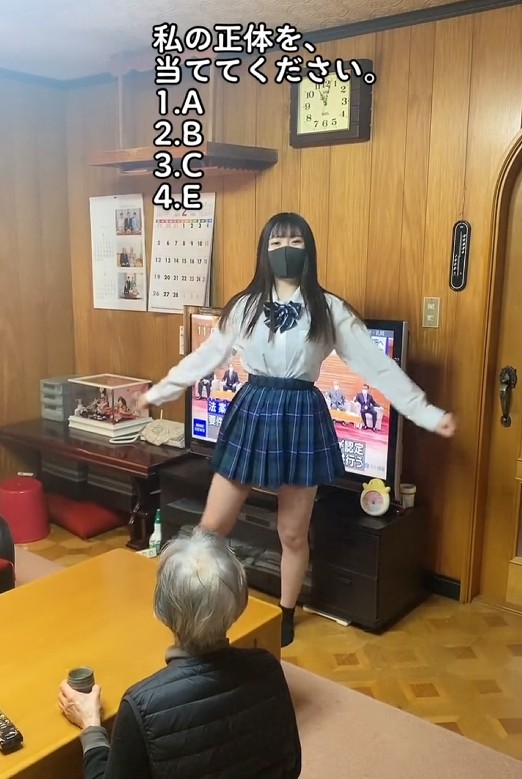 【画像】令和ＪＫさん、おじいちゃんの前でスケベなダンスをしてしまう…