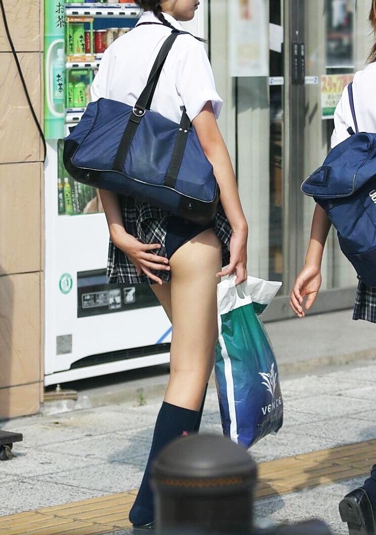 【画像】99％の確率で女子高生のパンチラ、1％の確率で藤原竜也が貼られているスレ