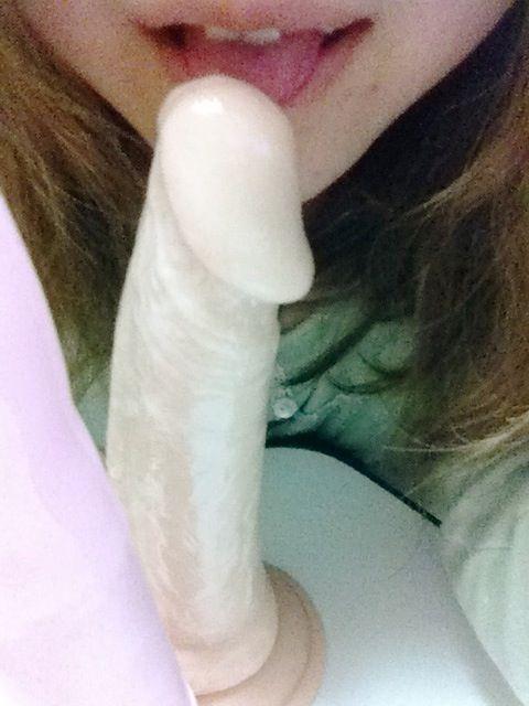 【画像】女さん、極太バイブを雑に隠してしまいバレるｗｗｗｗ
