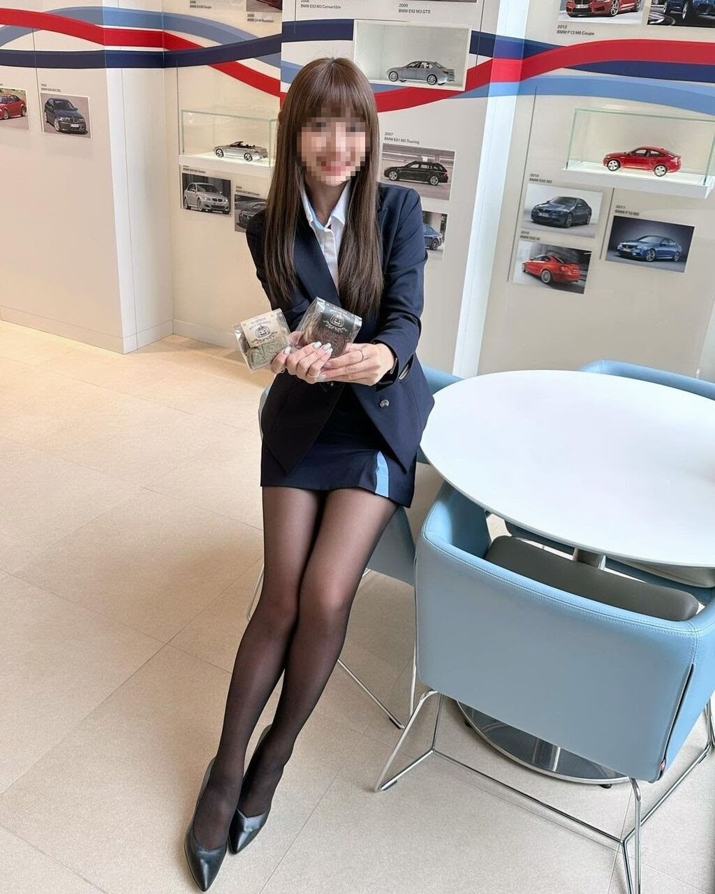 【画像】BMWの女性店員さん、えっち過ぎる????