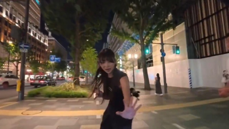 【動画】女さん急に飛び出してくる。でも可愛いからゆるす????