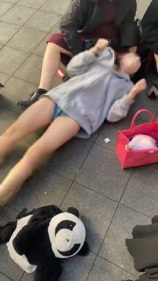 【閲覧注意】トー横でODした少女、打ち上げられた魚みたいになってしまう…????