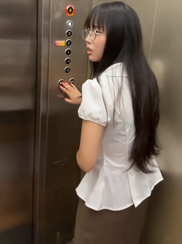 【動画】ちうごくの陰キャ女子、密室で不審な男を威嚇ｗｗｗｗｗｗｗｗｗｗｗｗｗｗｗｗｗｗ