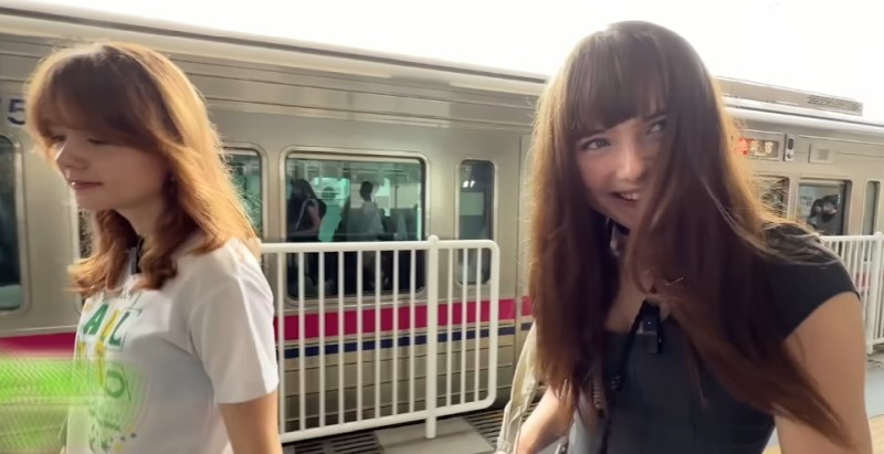 【衝撃】白人が東京観光するだけの動画、たった2日で60万再生してしまうwwww