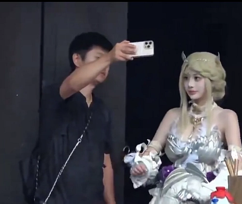 ファン「あ、あの、写真いいですか…？」ﾌﾟﾙﾌﾟﾙ　コスプレイヤー「チィ！！」（スマホをぶん取る