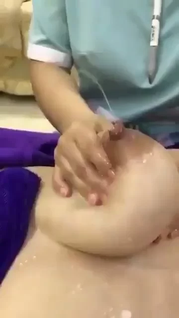 【動画】子持ちのママ、パンパンに張ったおっぱいを軽く押しただけで母乳が出まくる