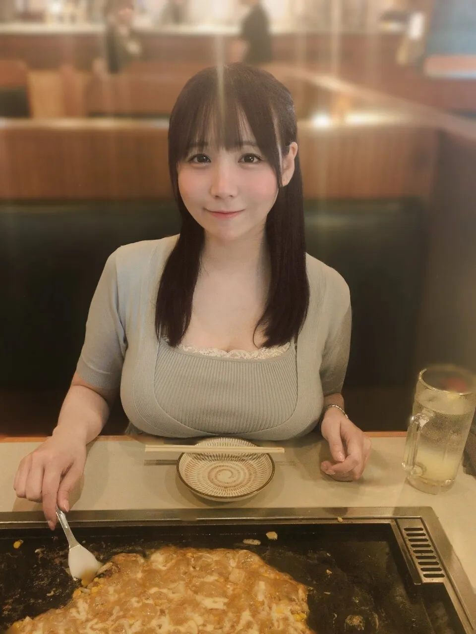 【画像】めちゃくちゃおっぱいアピールしてくる地方女子アナが発見される