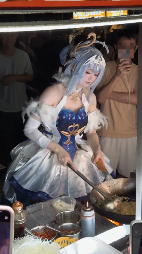 【動画】中国で美少女コスプレ屋台が流行り出す
