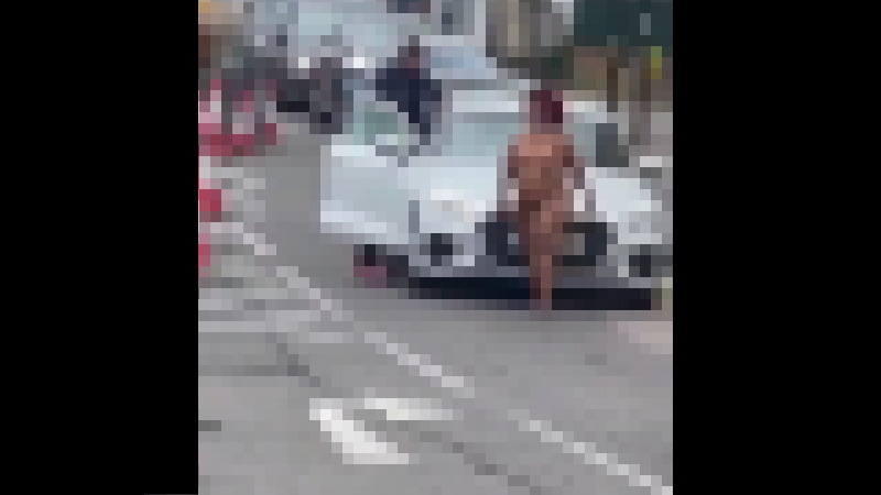 ぽっちゃりした女性がフルヌードで路上を闊歩する！！