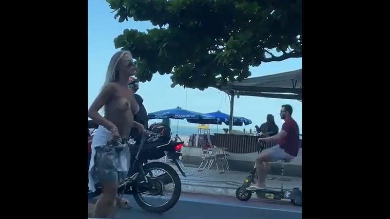 トップレスで街中を歩いている女性が逮捕されたようだ！