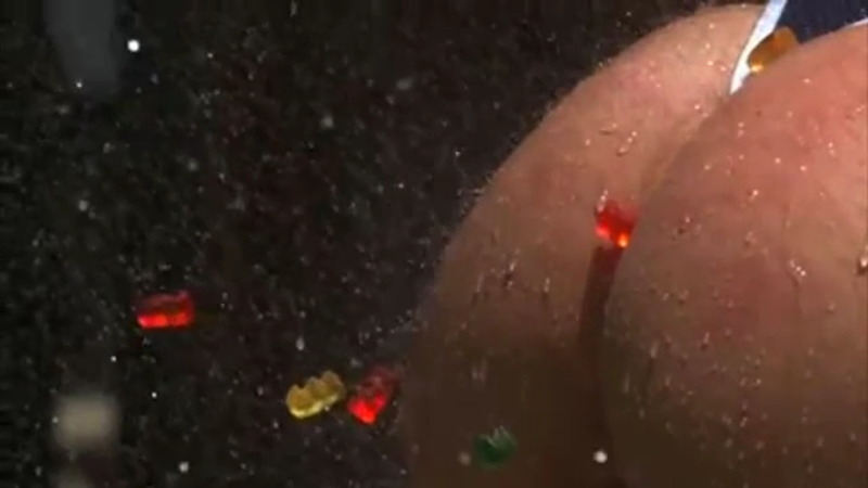つるつるのお尻にいろんな物を当てて喜んでいる動画ｗｗｗ