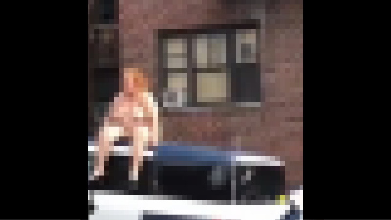 ニューヨークの路上で裸の女性が暴れ回っている！！