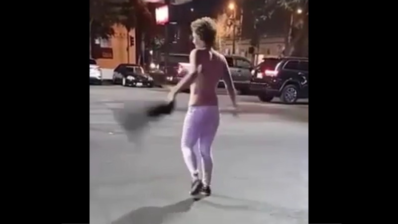 路上でストリップを始める変な女が居るんですよｗｗｗ