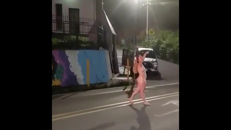 狂った女が路上で素っ裸になって怒り狂っているｗｗｗ