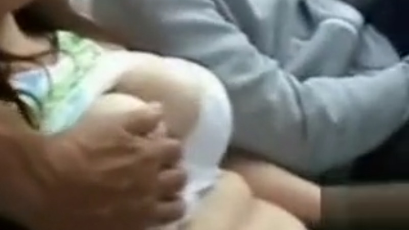 巨乳の女性がバスの中で男性に乳を揉まれ服を脱ぐ・・・AVかな？