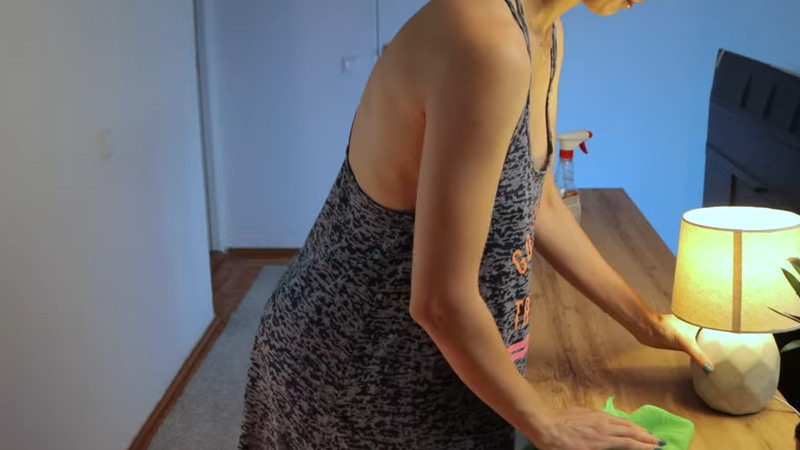 海外の「巨乳の女性がだぶだぶの服を着て家事をしてる」系の動画がエロいｗｗｗ