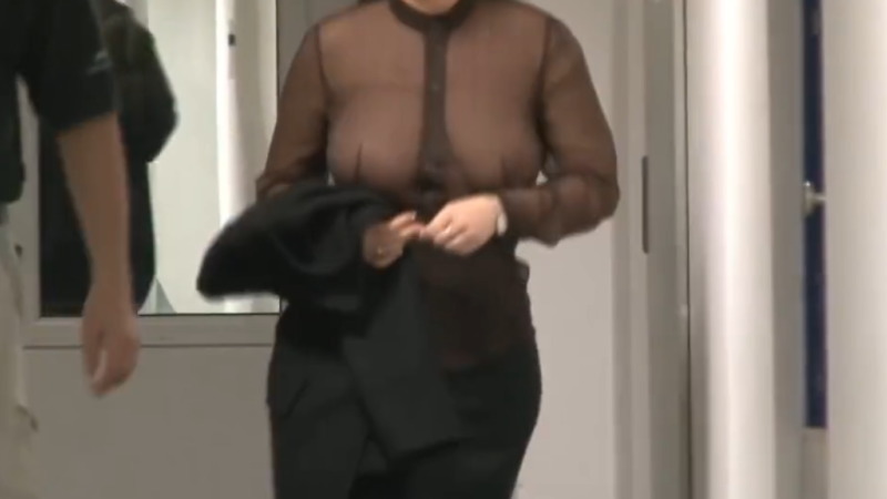シースルーの服を着てオフィスを闊歩する熟女がエロ過ぎると話題にｗｗｗ