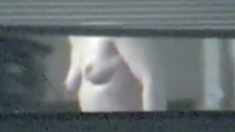 窓の隙間から見えただらしない身体の熟女がエロ過ぎるって！！