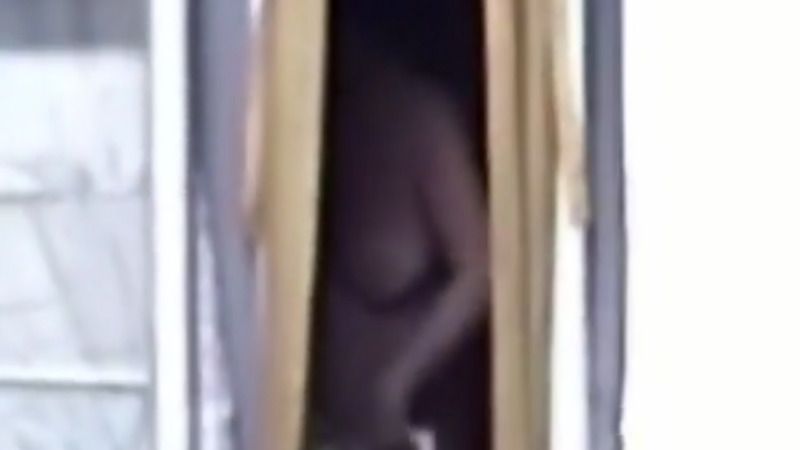 窓の隙間から着替えている女性が盗撮されたんだよねｗｗｗ