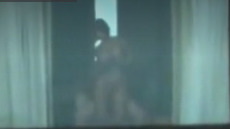 ホテルの窓ガラスに映ったセックスしまくっているカップルがコチラ！