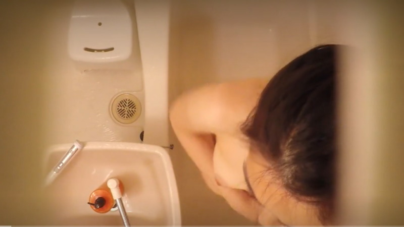 女性のシャワーを上から盗撮したら想像以上に興奮したから見てくれｗｗｗ