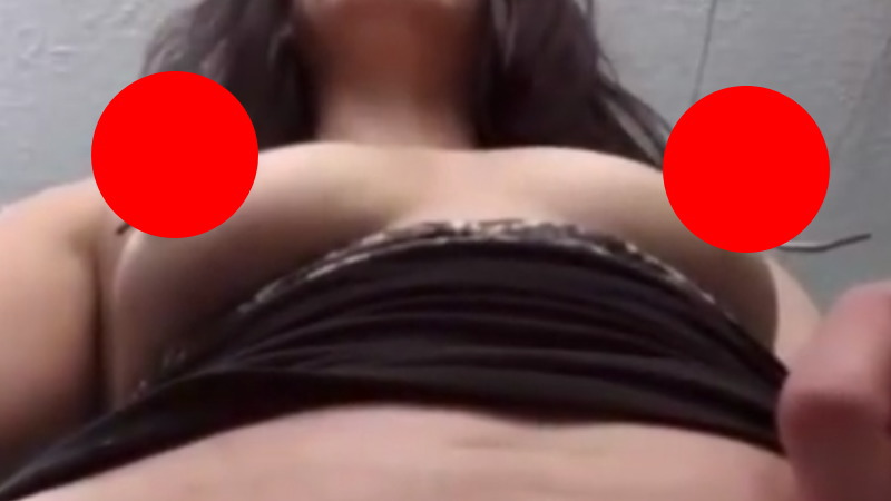 乳首を紐でクルクルして長くしているギャルですが・・・何の為？？