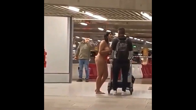 ラッキーなのかアンラッキーなのか路上で素っ裸の巨乳に絡まれている男性ｗｗｗ