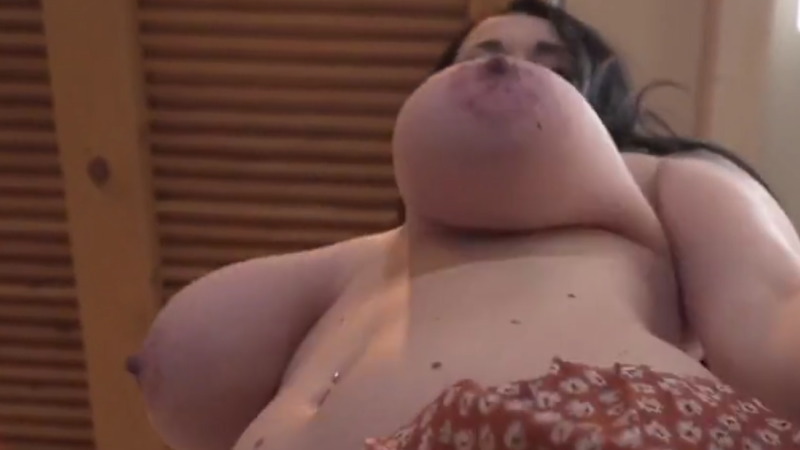 爆乳過ぎるお姉さんがおっぱいを見せたくておっぱいを見せながら掃除してしまうｗｗｗ