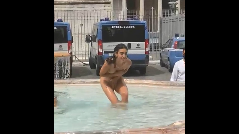 イタリアの噴水では素っ裸の女性が水浴びをしているのが普通なんでしょうか？？