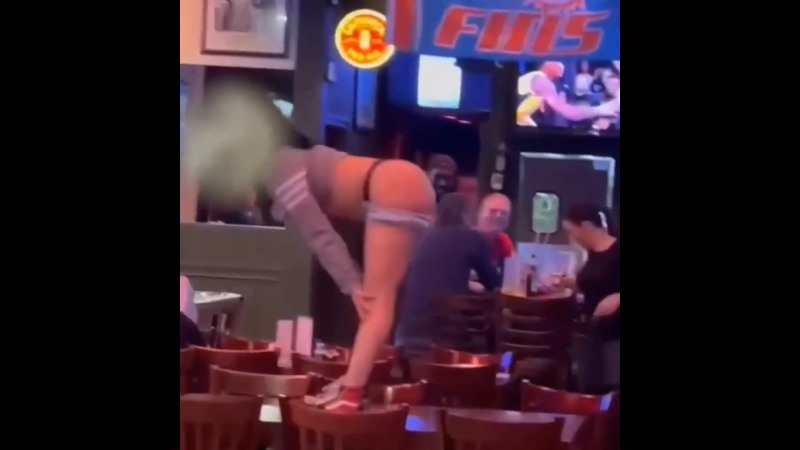 酔っ払った女性がお店の中でストリップを始めてしまうｗｗｗ