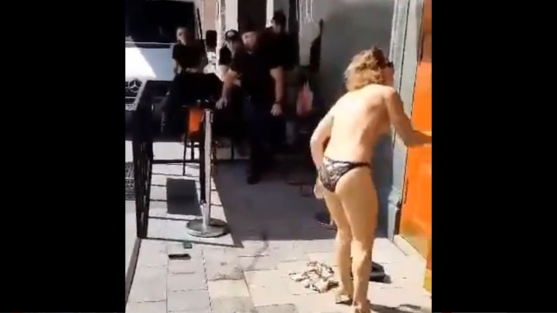 ロシアで酔った女性をバーから追い出そうとしたら服を脱いでしまったｗｗｗ