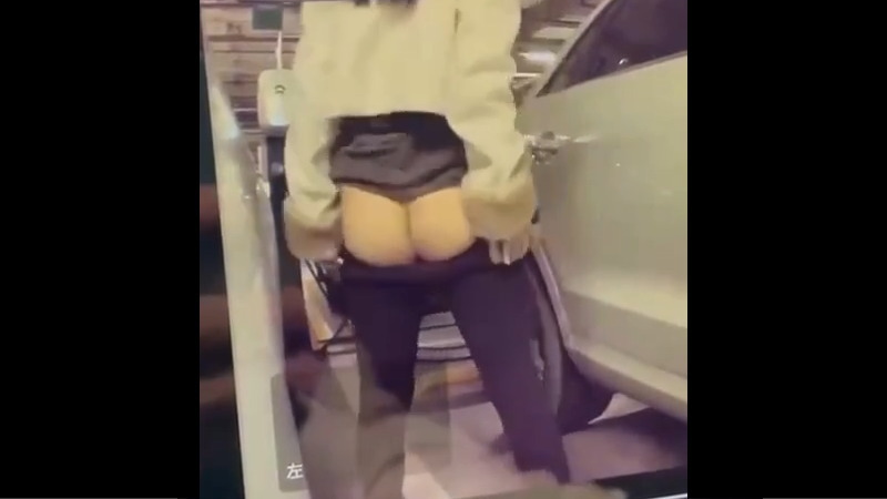 我慢できずに駐車場の車の陰でオシッコをする女が撮影されたｗｗｗ