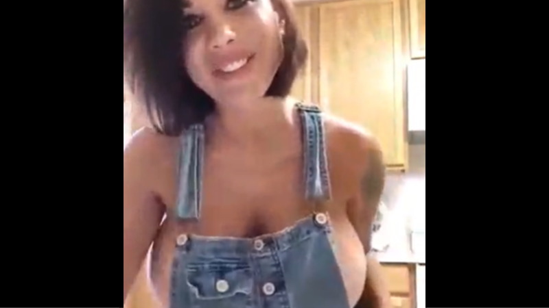 超爆乳の白人美女が素肌にオーバーオールだから時々見えるｗｗｗ
