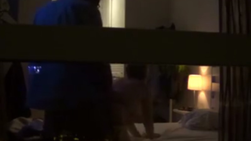 ホテルの部屋を覗いたらセックスしまくっていて草が生えるｗｗｗ