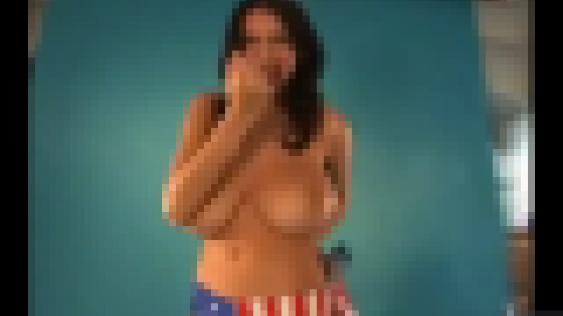 アメリカ国旗のビキニを着ている女性のおっぱいはアメリカンでしたｗｗｗ