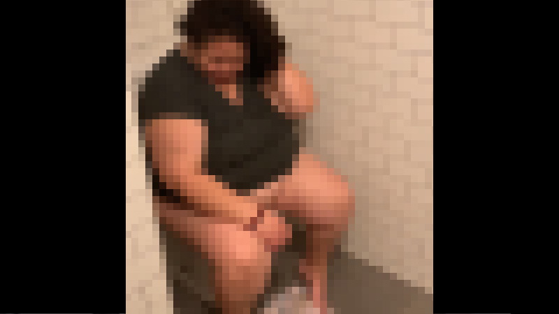 女性がトイレをしているところに入って撮影しているｗｗｗ