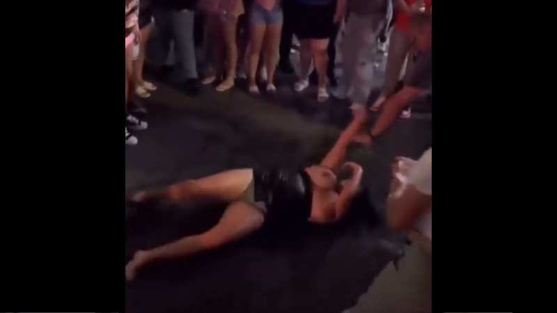 ジャンキーなのか酔っ払いなのかおっぱい丸出しで路上で暴れる女ｗｗｗ