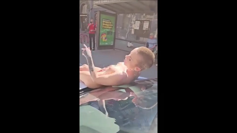 ウクライナで素っ裸の少女がテスラに上に乗っているｗｗｗ