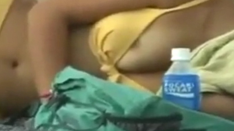 日本のビーチで撮影していたら寝ている女性の乳首がポロリしていたのでメインで盗撮中ｗｗｗ