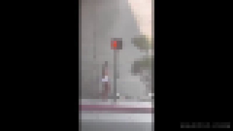 上半身裸で歩くロサンゼルスの少女が居たから撮影したったｗｗｗ
