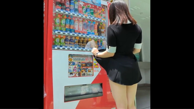 スカートの中を見せたら無料の飲み物が？？？