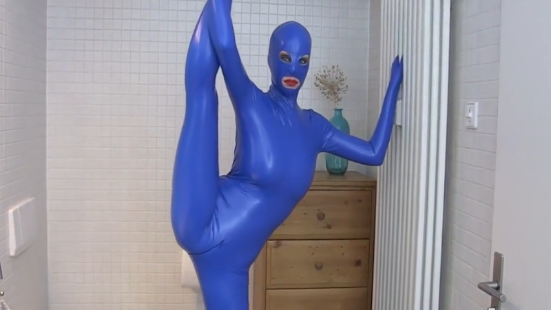 エロいかどうかわからんがブルーのボンテージ女が現れたｗｗｗ