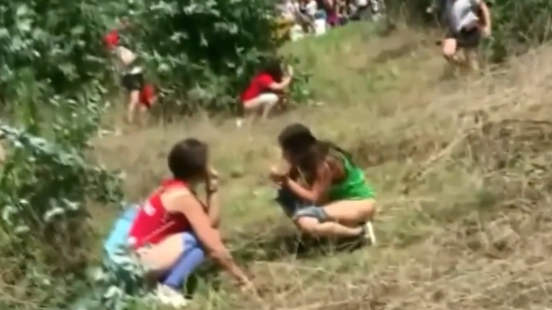 スペインのフェスって草むらでオシッコをする女性達が撮影されたｗｗｗ